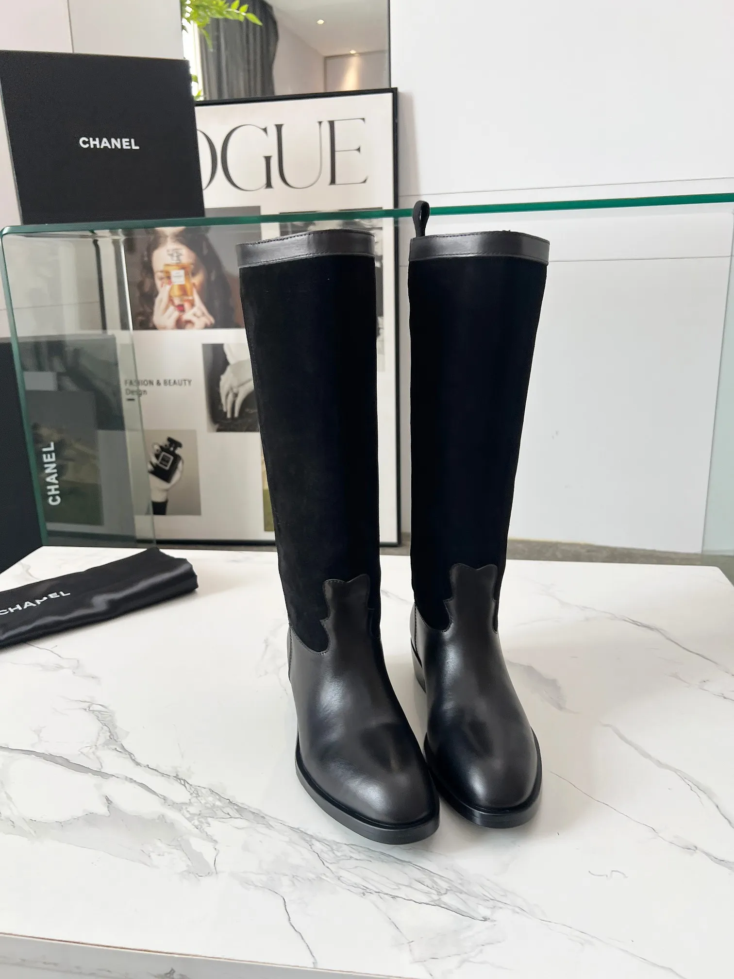 👟👟Ex-factory price 780👟👟 Top quality🔥Chanel Chanel 25 autumn and winter small fragrant suede color-blocked knight mid-high boots! Retro style boots Western cowboy boots! Unique western boot design with smooth curves and irregular edges like free lines in the wilderness! With a casual and free flavor. Let every step be uninhibited and refined! Whether it is paired with smart suit pants to create a cool urban style, or matched with an elegant dress to create a strong and soft aesthetic. Or pair it with jeans to create an authentic western style! The upper is made of first-layer cowhide stitched with suede. The lining is made of water-dyed cowhide. Code number: 35-40 (41 is custom-made and cannot be returned or exchanged). Comes with original bag.